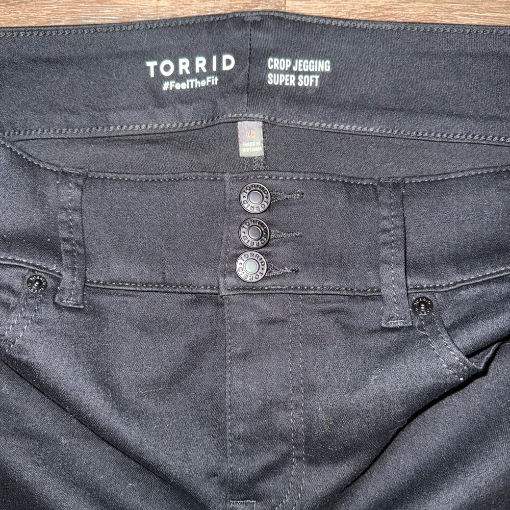 NWOT Torrid Black Crop Jegging Super Soft - Picture 2 of 3